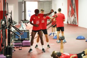 El Bilal Touré y atrás César de la Hoz en los ejercicios de la zona mixta.