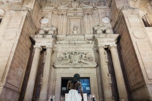 El Cristo de la Caridad, ante la fachada de la Catedral.