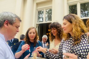 El chef José Álvarez con uno de sus platos en la Embajada de España en Londres.