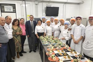 Departamento de pastelería elaborando y montando los postres.