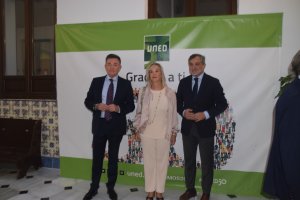 El director de la UNED, José Jesús Gázquez; la fiscal general de Andalucía, Ana Tárrego y el vicepresidente de Diputación, Ángel Escobar.