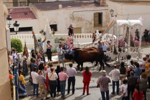 La carreta con el Simpecado junto al monumento a la Virgen del Rocío.
