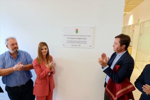 El alcalde de El Ejido y la edil de Servicios Sociales descubriendo la placa de la inauguración del edificio.