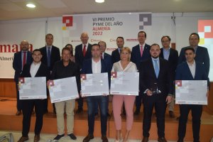 El presidente de la Cámara de Comercio, Jerónimo Parra; el director de zona del Banco de Santander, Alberto Alarcón y el director comercial de La Voz de Almería, Ricardo Céspedes, con los premiados y autoridades.