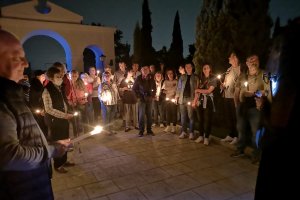 Los asistentes se reunían en torno a la luz de las velas.