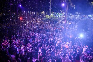 Gran afluencia de público en la Rambla durante la Noche en Negro.