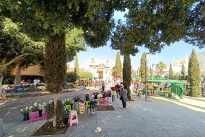 Entrada principal del cementerio de San José llena de puestos de flores