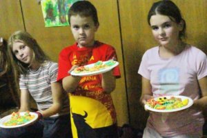 Niños, en la asociación cultural \'Acuarela\' de Adra.