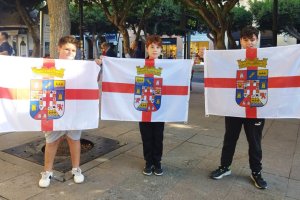 Niños con la bandera