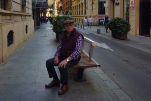 Un almeriense espera para coger su bandera.