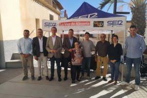 Invitados, autoridades como el subdelegado del Gobierno, José María Martín o el secretario provincial del PSOE, Juan Antonio Lorenzo, ayer en el ‘stand’ de la SER.