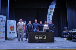 Fotografía de familia en el Teatro bedarense Maruja Cinta.
