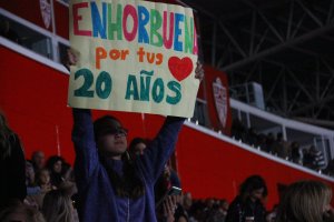 Una fan de BIsbal en el concierto con una pancarta.