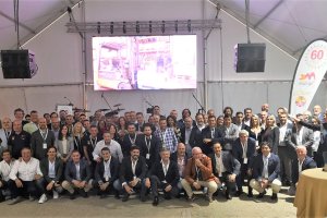 Fotografía de familia con todos los proveedores y trabajadores de Distribuciones Macar.