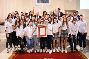 Estudiantes de la SAFA, con el Escudo de Oro de la Ciudad.