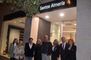 Damián Flores Fuentes y Alicia Jiménez Pinzón, propietarios de Santos Almería, con Ricardo Céspedes, director comercial de La Voz de Almería y asistentes a la inauguración en Avda. del Mediterráneo nº 275.