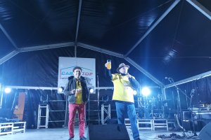 El alcalde (derecha) llama a brindar en el discurso ofrecido durante el evento.