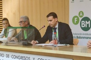 Sebas Fernández en su discurso en el que explicó al balonmano andaluz su programa.