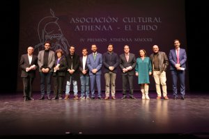 Foto de familia de los galardonados y participantes en los IV Premios Athenaa.