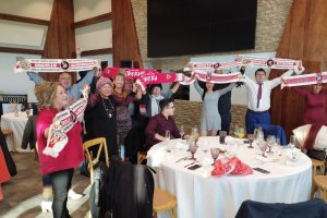 No faltó el bufandeo con unos incondicionales del Almería cantando el himno al final de la comida navideña.