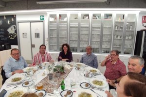 La alcaldesa María Vázquez con el director del CPIFP Almeraya y directivos de ACRIA.