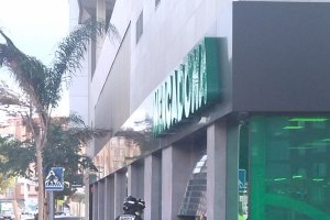 La puerta del Mercadona, dañada por el viento.