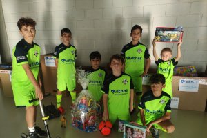 Los más pequeños con sus juguetes antes de jugar el torne benéfico.