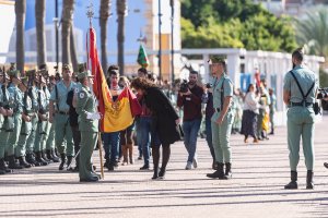 La alcaldesa María Vázquez jura bandera