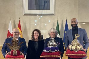 La alcaldesa María del Mar Vázquez con los emisarios de los reyes magos José Mercé, José María (Pepito Rueda) y Moisés Cezar Dos Santos