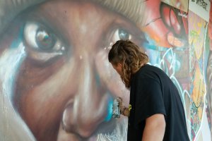 Realizando un mural.