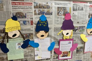 Dibujos de niños cantando sobre noticias de prensa.