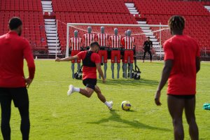 Lucas Robertone ensayando el lanzamiento de falta directa.