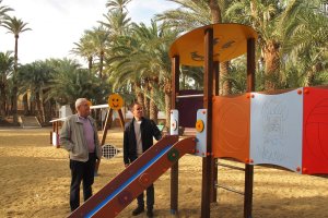 El alcalde y el concejal veratenses visitan el renovado parque de El Palmeral.