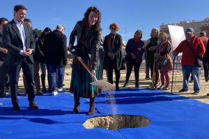 La alcaldesa María Vázquez colocando las primeras piedras de la obra en Los Molinos.