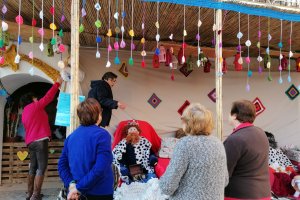 Mujeres de Almócita decorando el Belén.