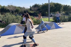 Diferentes mujeres practicando en la pista de skate \'La conejera\'.