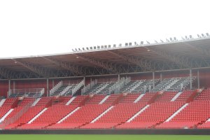 Las gradas supletorias están casi listas para el partidazo del domingo.