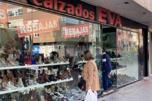 Ya empiezan las rebajas y los primeros compradores en los locales de Almería.