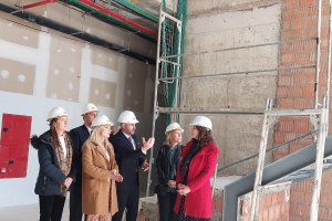 Autoridades durante la visita.