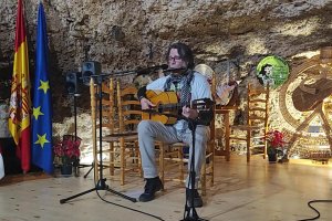 El Cordobés, interpretando la guitarra y la flauta.