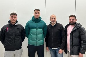 El profesor Antonio Bonilla, con los alumnos Juan José Grande, Francisco Ramón Gómez y Jesús Vázquez.