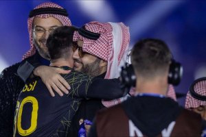 Despidiéndose de Leo Messi a la finalización del encuentro.