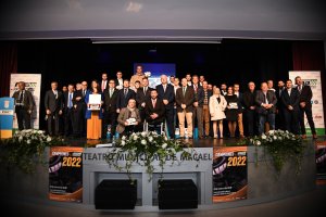 Foto de familia de pilotos y copilotos, personas e instituciones reconocidas, miembros de la FAA y autoridades.