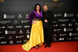 María del Mar Vázquez, alcaldesa de Almería, y el diseñador que la vistió en la gala, Sergi Regal.