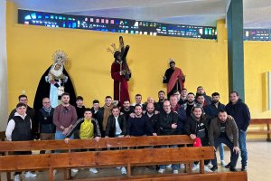 Costaleros y capataces, ante  los titulares de la Hermandad de El Gran Poder en la Iglesia Parroquial de San Pío X de El Zapillo, antes de la igualá.