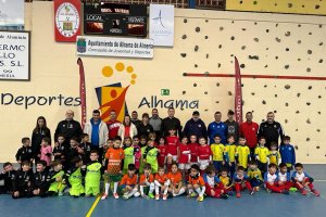 Los protagonistas de la jornada posando en la pista.