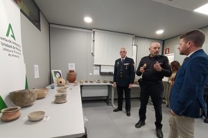 Entrega por la Policía Autonómica al delegado de Cultura