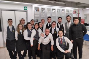 Alumnos de la Escuela de Hostelería que sirvieron el almuerzo de San Valentín con el profesor, José Usero.