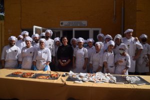 La profesora, Marta Krebs y David Sorroche de food truck La Taranta, elaboraron las pizzas