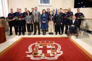 Toma de posesión de los bomberos y el nuevo funcionario.